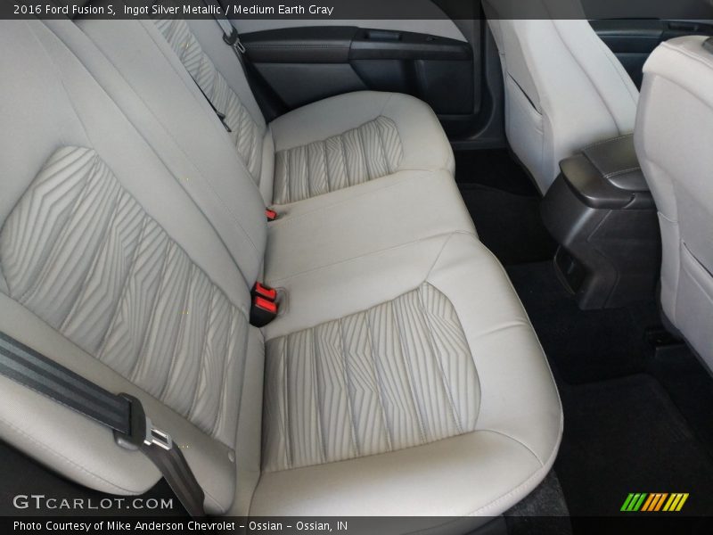 Ingot Silver Metallic / Medium Earth Gray 2016 Ford Fusion S