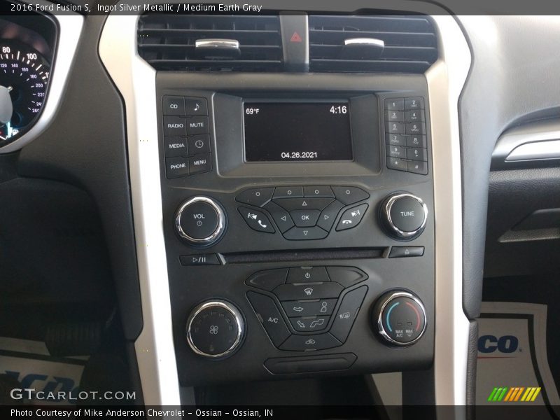 Ingot Silver Metallic / Medium Earth Gray 2016 Ford Fusion S