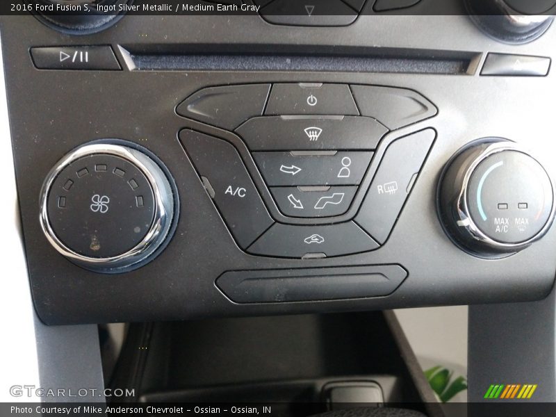 Ingot Silver Metallic / Medium Earth Gray 2016 Ford Fusion S