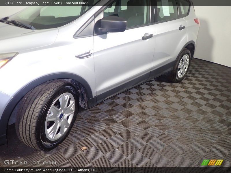 Ingot Silver / Charcoal Black 2014 Ford Escape S