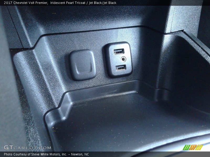 Iridescent Pearl Tricoat / Jet Black/Jet Black 2017 Chevrolet Volt Premier