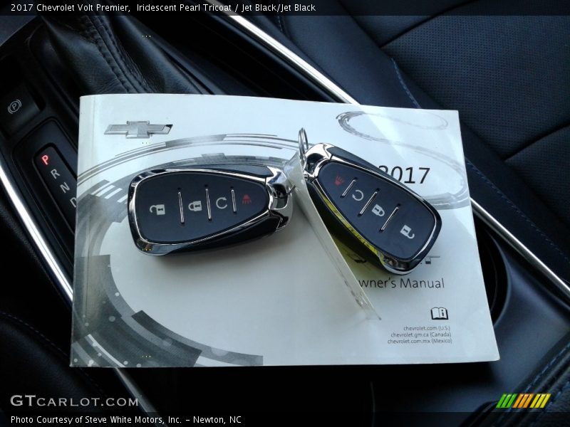 Iridescent Pearl Tricoat / Jet Black/Jet Black 2017 Chevrolet Volt Premier