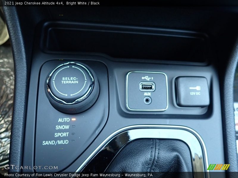 Bright White / Black 2021 Jeep Cherokee Altitude 4x4
