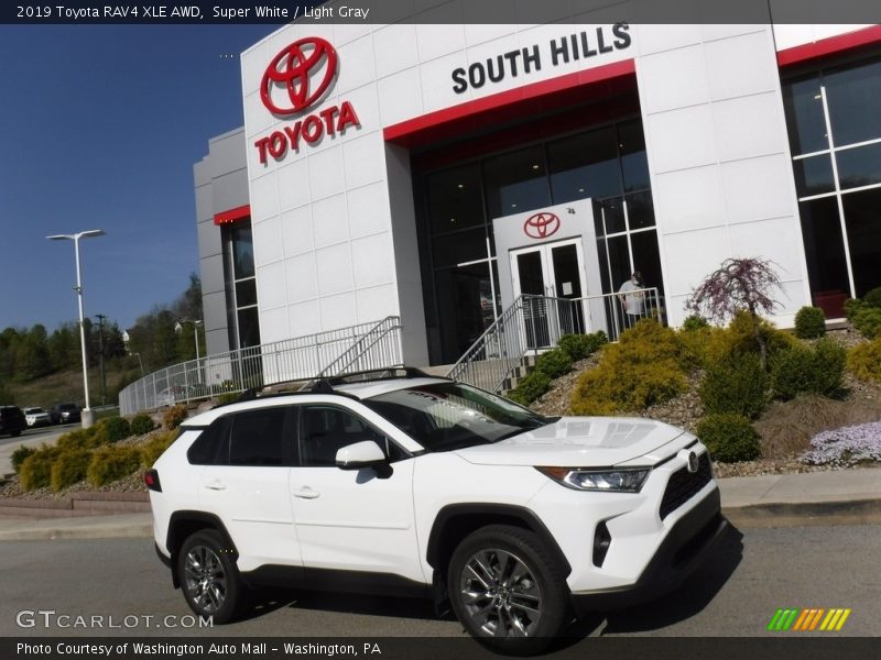 Super White / Light Gray 2019 Toyota RAV4 XLE AWD