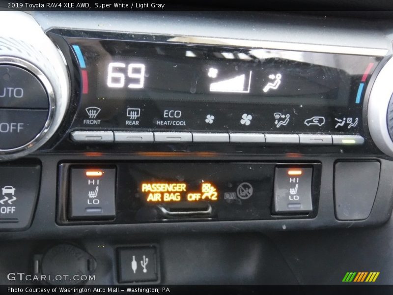 Super White / Light Gray 2019 Toyota RAV4 XLE AWD