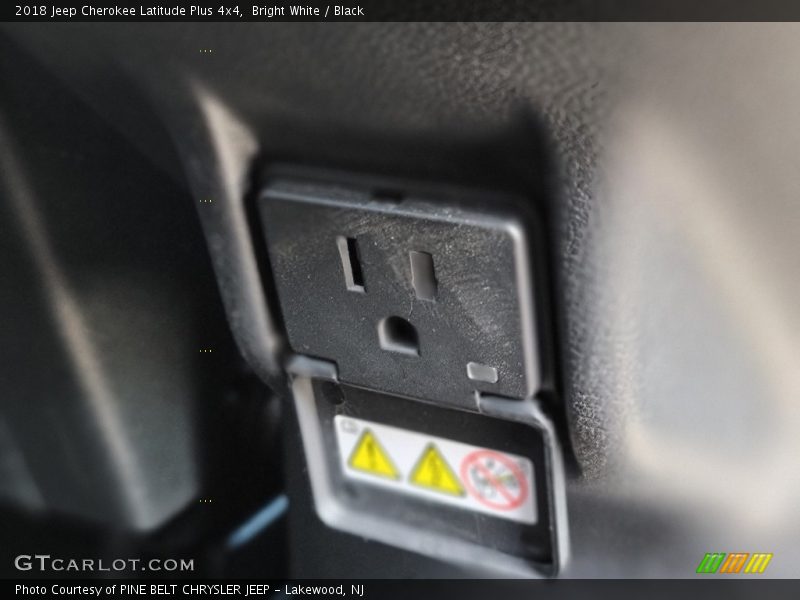 Bright White / Black 2018 Jeep Cherokee Latitude Plus 4x4
