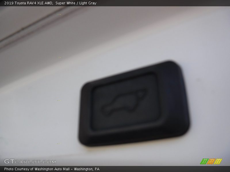 Super White / Light Gray 2019 Toyota RAV4 XLE AWD
