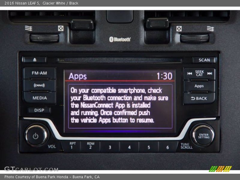 Glacier White / Black 2016 Nissan LEAF S