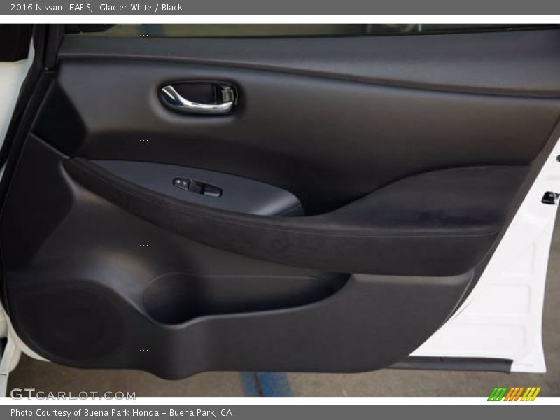 Glacier White / Black 2016 Nissan LEAF S