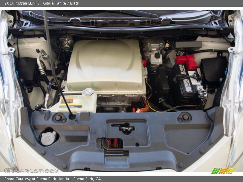 Glacier White / Black 2016 Nissan LEAF S