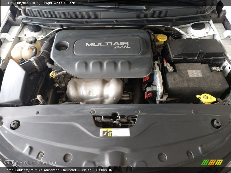 Bright White / Black 2015 Chrysler 200 S