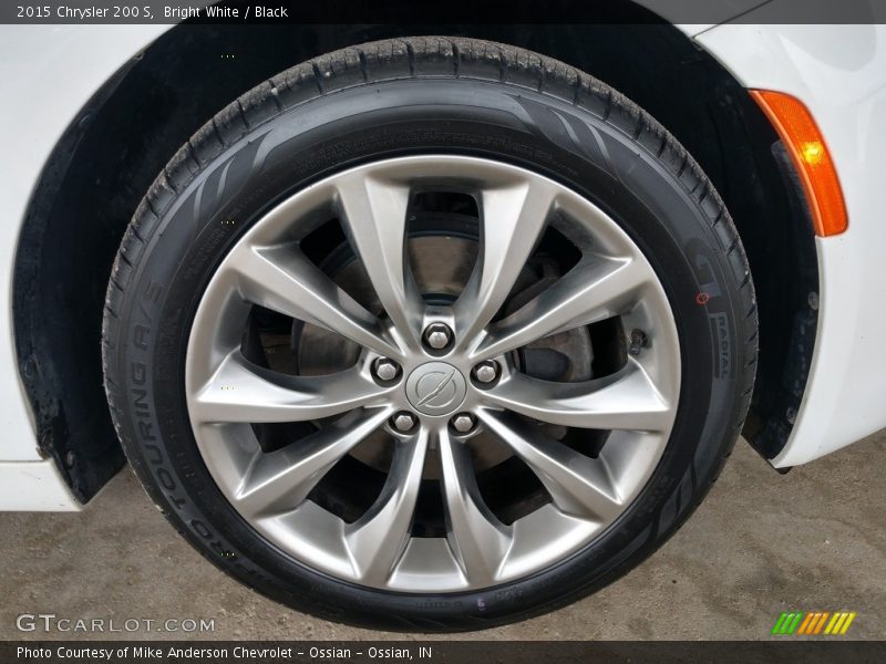 Bright White / Black 2015 Chrysler 200 S