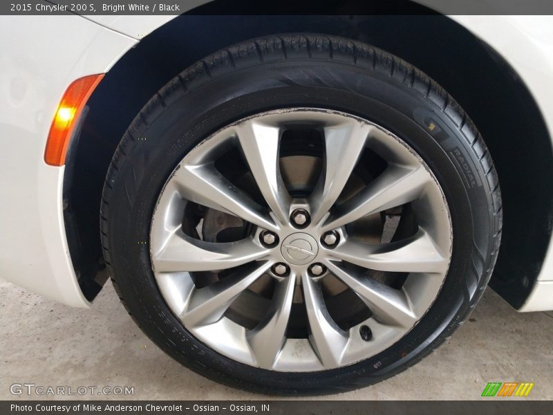 Bright White / Black 2015 Chrysler 200 S