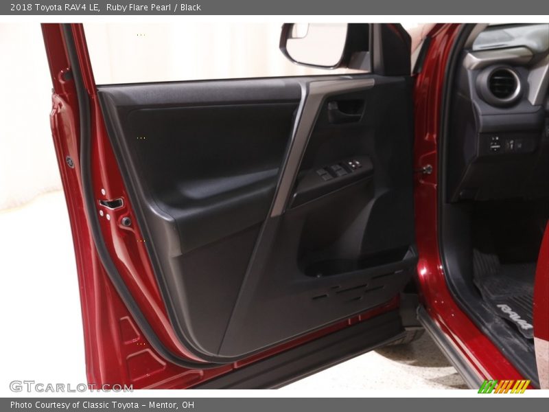 Ruby Flare Pearl / Black 2018 Toyota RAV4 LE