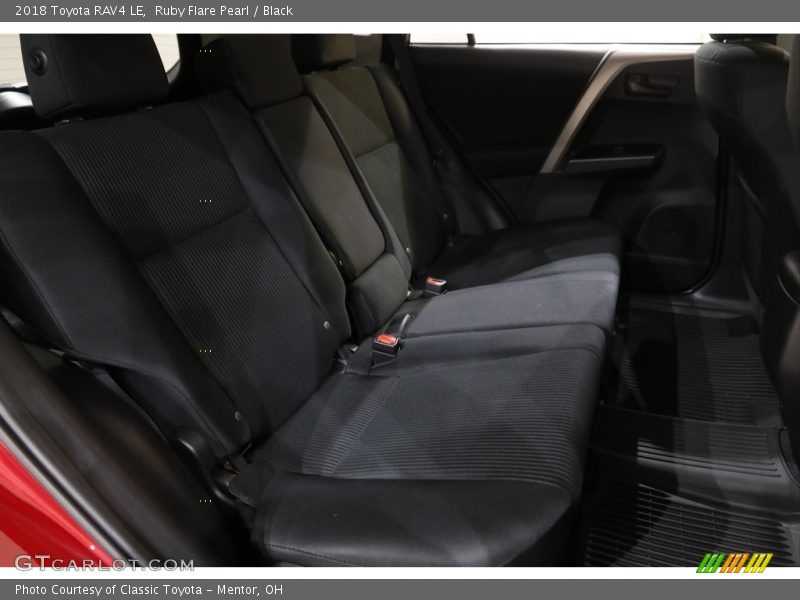 Ruby Flare Pearl / Black 2018 Toyota RAV4 LE