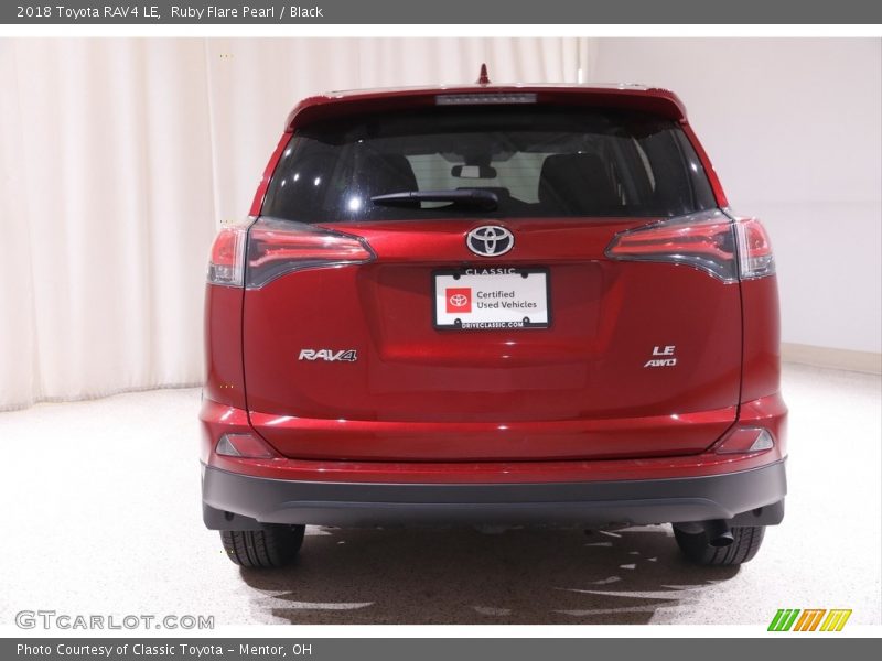 Ruby Flare Pearl / Black 2018 Toyota RAV4 LE