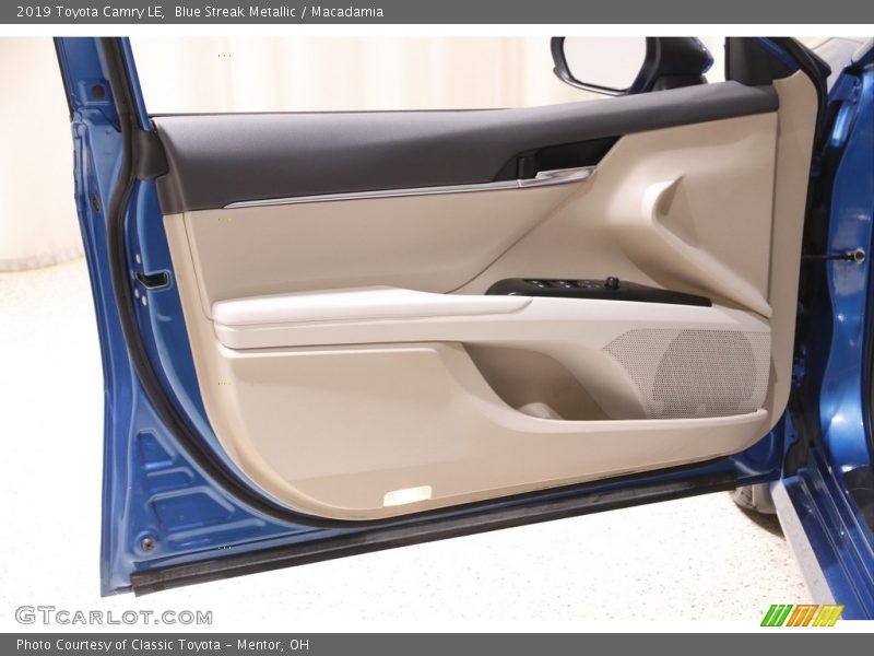 Blue Streak Metallic / Macadamia 2019 Toyota Camry LE