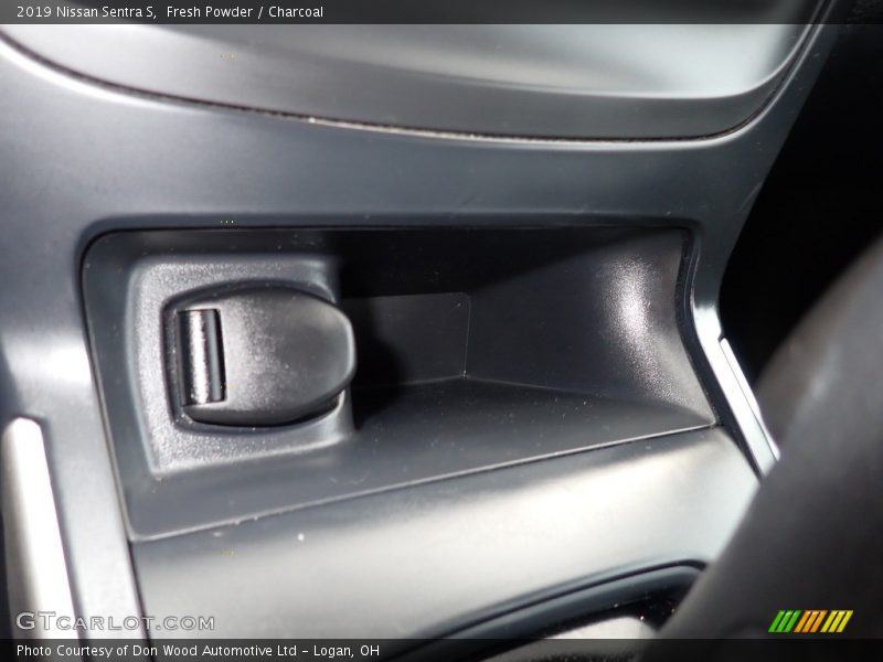 Fresh Powder / Charcoal 2019 Nissan Sentra S