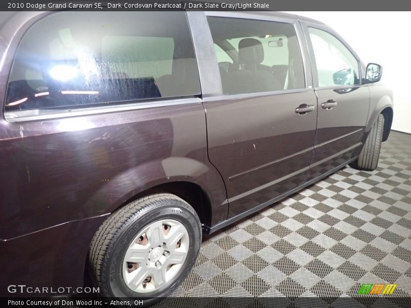 Dark Cordovan Pearlcoat / Dark Slate Gray/Light Shale 2010 Dodge Grand Caravan SE