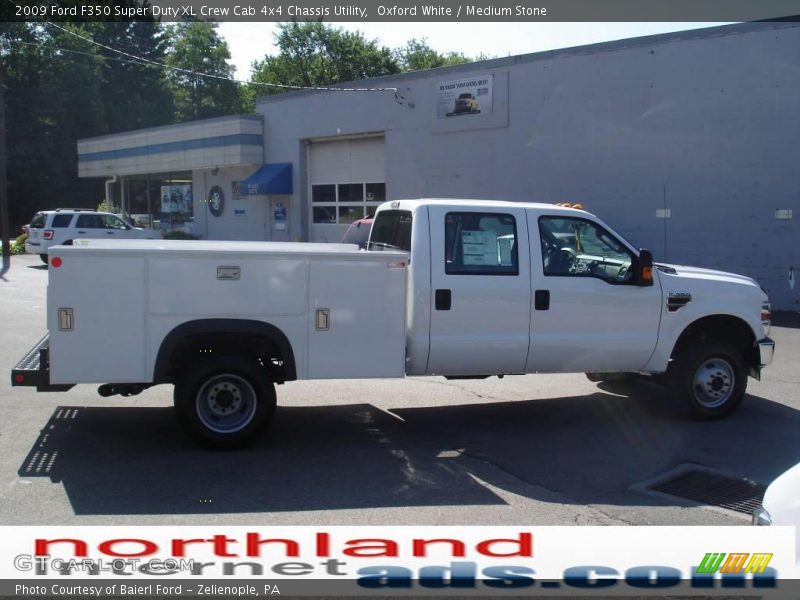 Oxford White / Medium Stone 2009 Ford F350 Super Duty XL Crew Cab 4x4 Chassis Utility