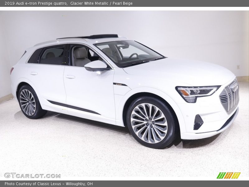 Front 3/4 View of 2019 e-tron Prestige quattro