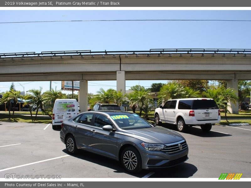 Platinum Gray Metallic / Titan Black 2019 Volkswagen Jetta SE