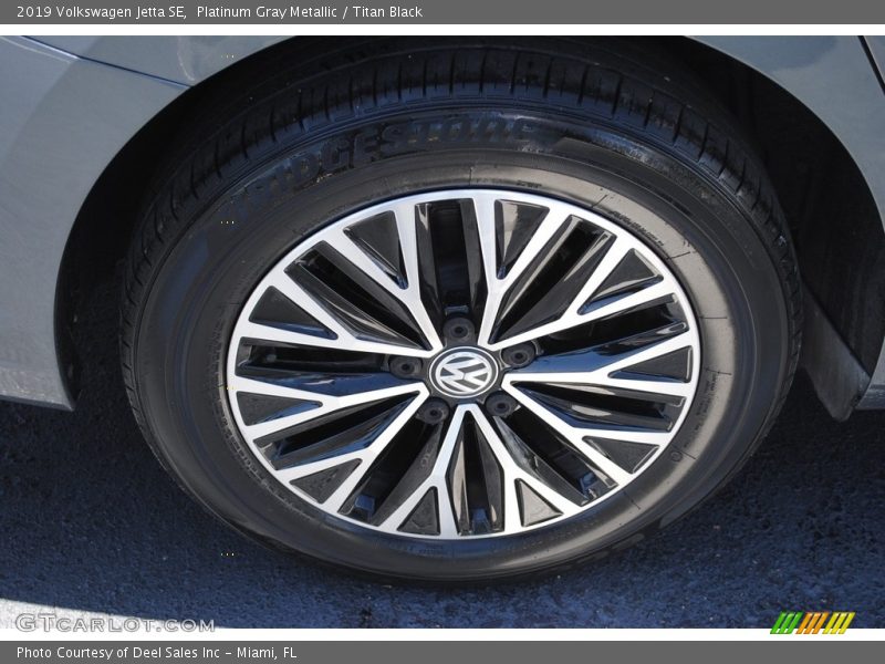 Platinum Gray Metallic / Titan Black 2019 Volkswagen Jetta SE