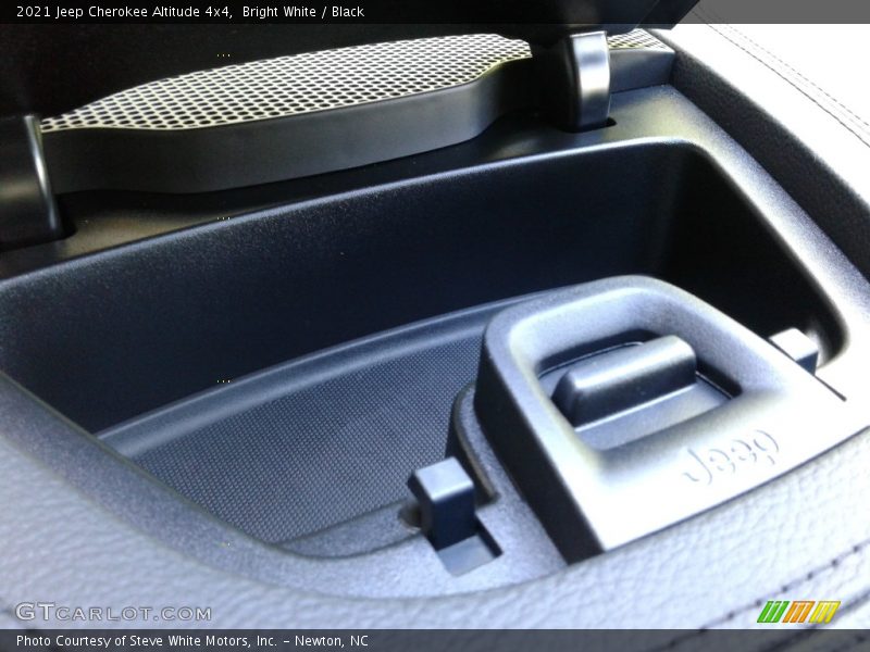 Bright White / Black 2021 Jeep Cherokee Altitude 4x4