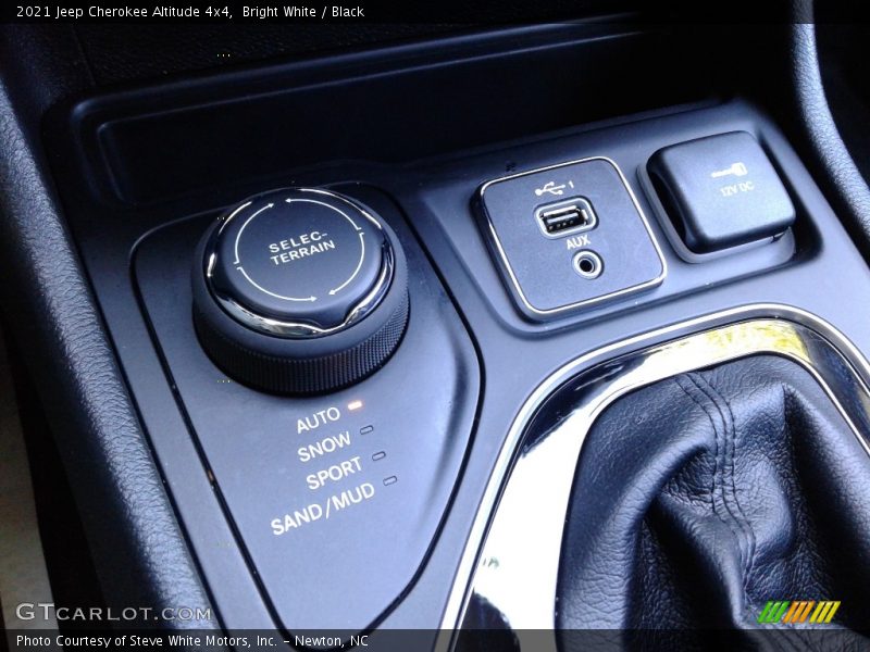 Bright White / Black 2021 Jeep Cherokee Altitude 4x4