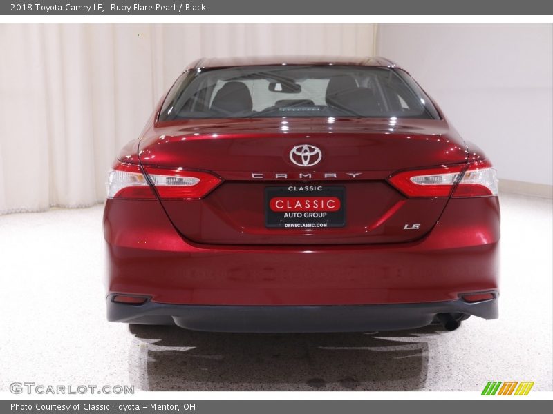 Ruby Flare Pearl / Black 2018 Toyota Camry LE