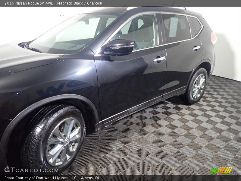 Magnetic Black / Charcoal 2016 Nissan Rogue SV AWD