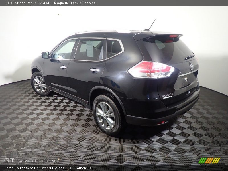 Magnetic Black / Charcoal 2016 Nissan Rogue SV AWD