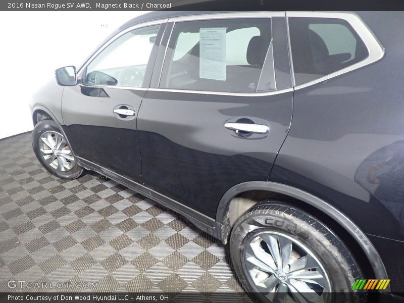 Magnetic Black / Charcoal 2016 Nissan Rogue SV AWD