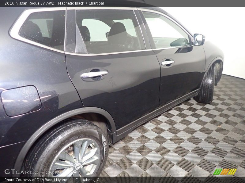 Magnetic Black / Charcoal 2016 Nissan Rogue SV AWD