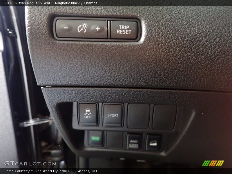 Magnetic Black / Charcoal 2016 Nissan Rogue SV AWD
