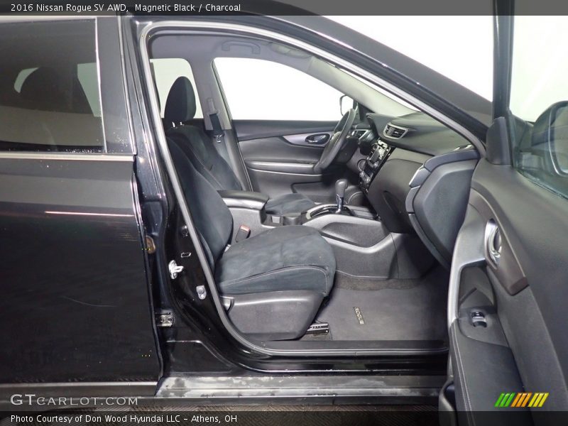 Magnetic Black / Charcoal 2016 Nissan Rogue SV AWD