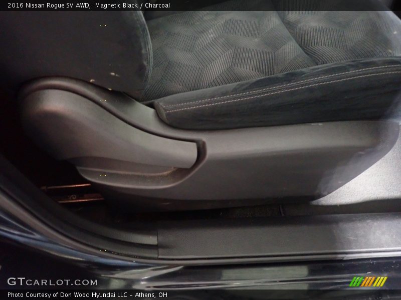 Magnetic Black / Charcoal 2016 Nissan Rogue SV AWD