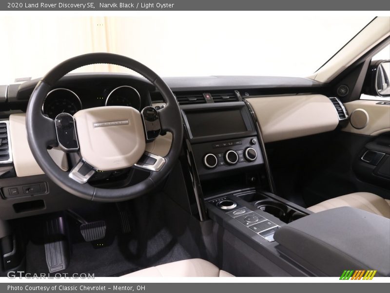 Narvik Black / Light Oyster 2020 Land Rover Discovery SE