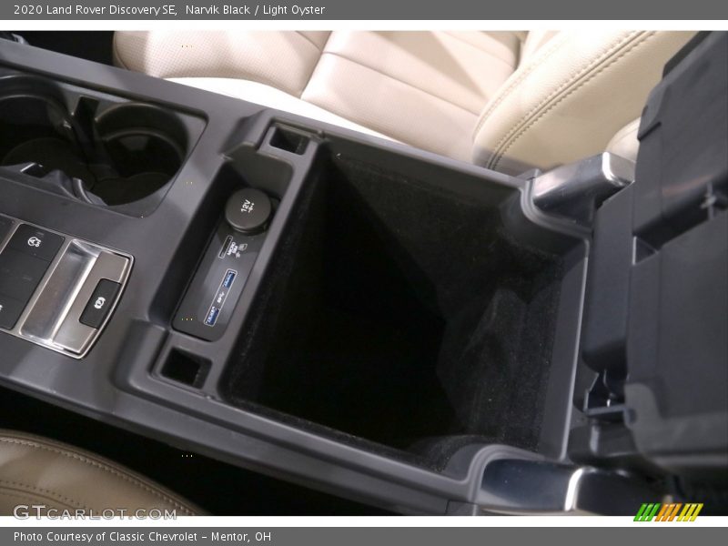 Narvik Black / Light Oyster 2020 Land Rover Discovery SE