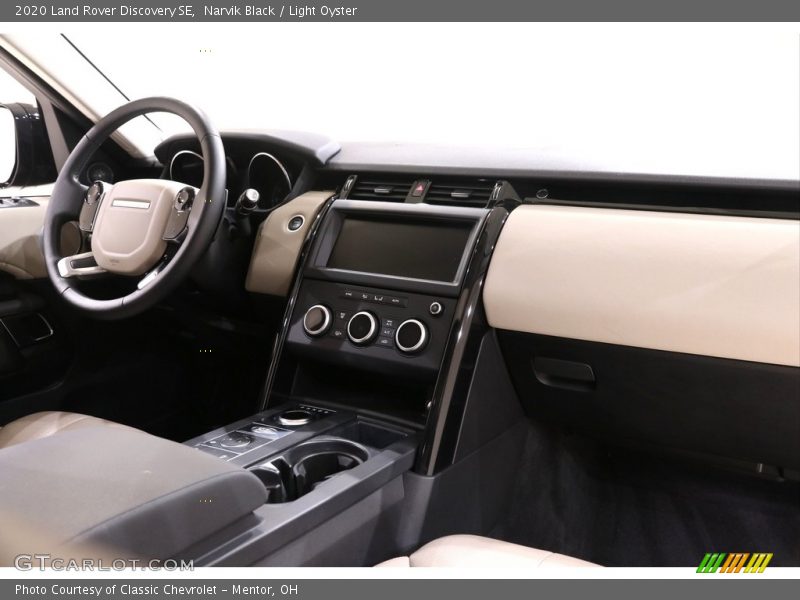 Narvik Black / Light Oyster 2020 Land Rover Discovery SE