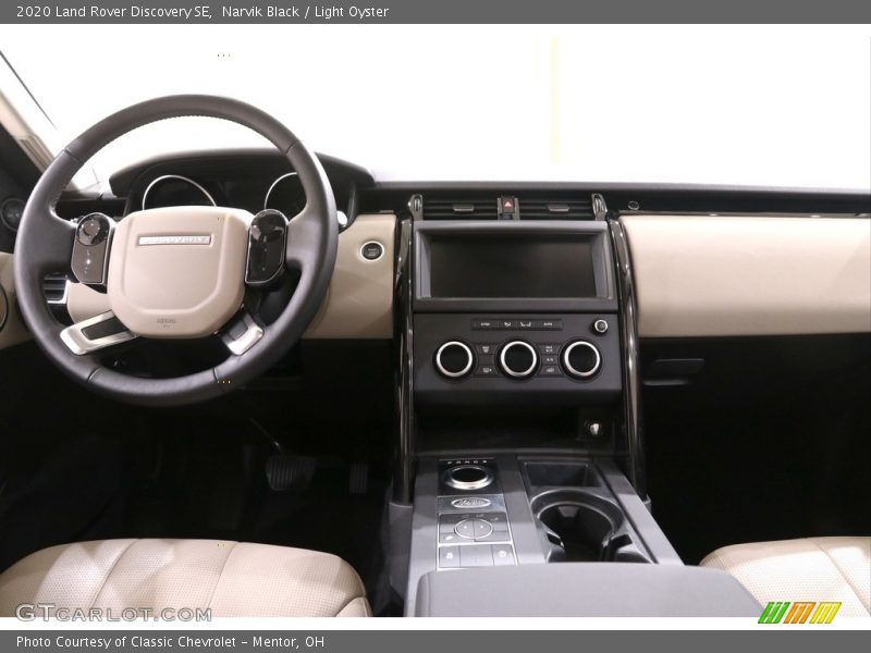 Narvik Black / Light Oyster 2020 Land Rover Discovery SE