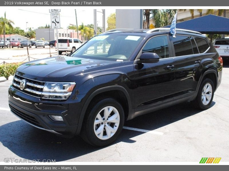 Deep Black Pearl / Titan Black 2019 Volkswagen Atlas SE