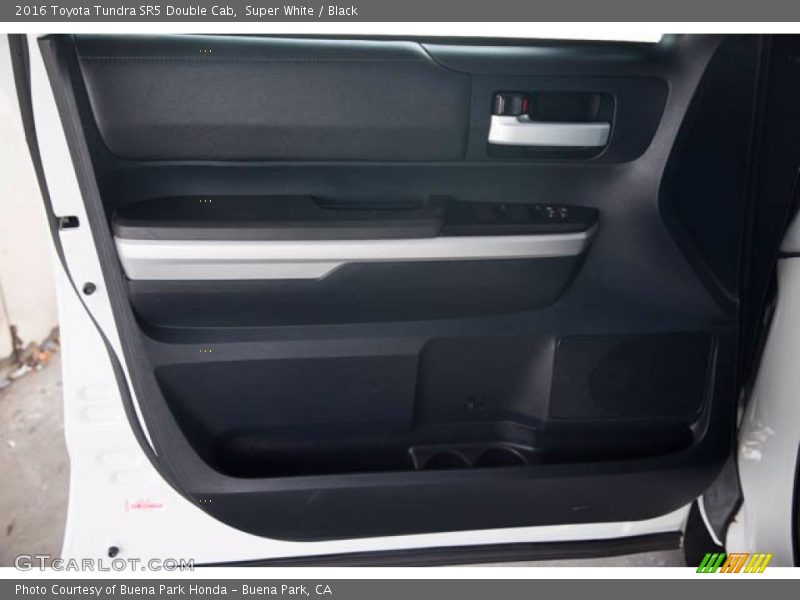 Super White / Black 2016 Toyota Tundra SR5 Double Cab