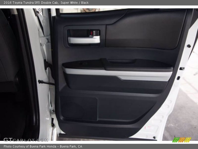 Super White / Black 2016 Toyota Tundra SR5 Double Cab