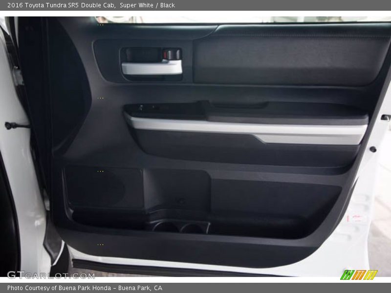 Super White / Black 2016 Toyota Tundra SR5 Double Cab