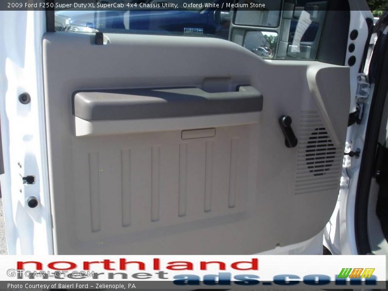 Oxford White / Medium Stone 2009 Ford F250 Super Duty XL SuperCab 4x4 Chassis Utility