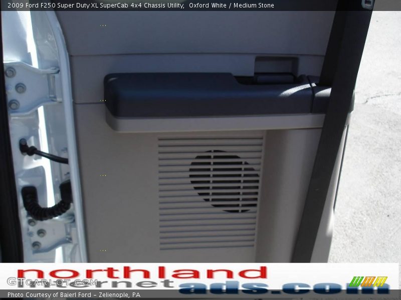 Oxford White / Medium Stone 2009 Ford F250 Super Duty XL SuperCab 4x4 Chassis Utility