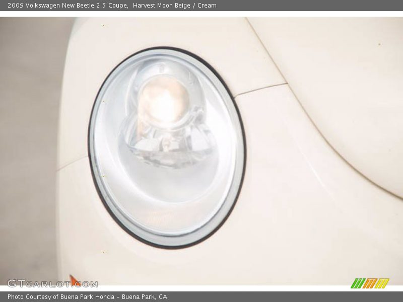 Harvest Moon Beige / Cream 2009 Volkswagen New Beetle 2.5 Coupe