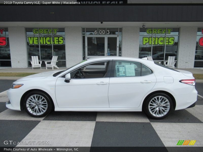 Super White / Macadamia 2019 Toyota Camry XLE