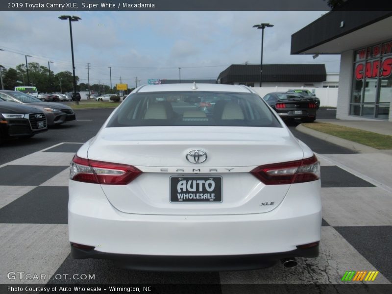 Super White / Macadamia 2019 Toyota Camry XLE